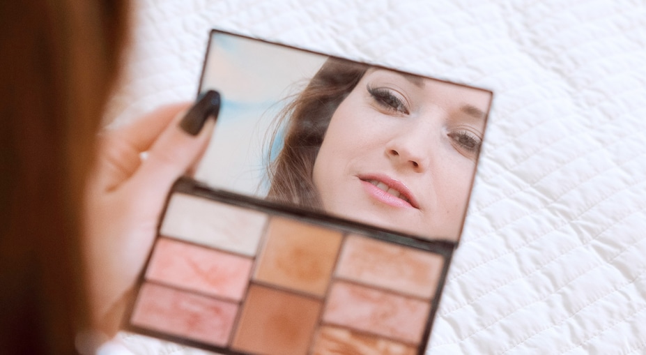 Make-up brush gives solo orgasms thumb main